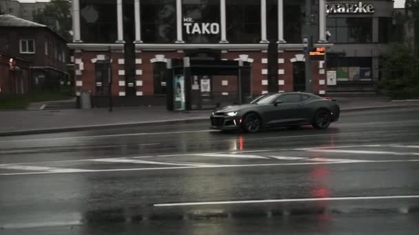 TOMSK, RUSIA - 2 de junio de 2020: Chevrolet Camaro ZL1 the Exorcist street drift — Vídeos de Stock