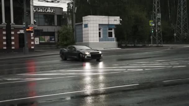 TOMSK, Rusland - 2 juni 2020: Chevrolet Camaro ZL1 the Exorcist street drift — Stockvideo