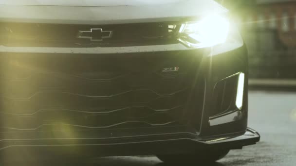 TOMSK, Oroszország - június 2, 2020: Chevrolet Camaro ZL1 az autó eleje nagy — Stock videók