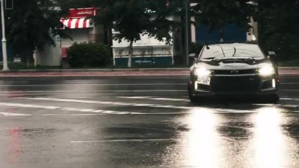 TOMSK, RÚSSIA - 2 de junho de 2020: Chevrolet Camaro ZL1 a deriva de rua Exorcista — Vídeo de Stock
