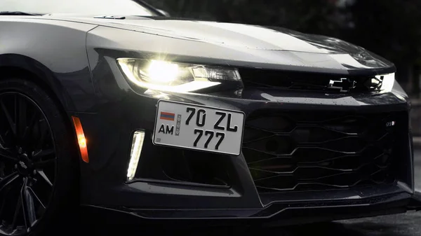 TOMSK, RÚSSIA - 2 de junho de 2020: Chevrolet Camaro ZL1 a frente do carro é grande — Fotografia de Stock