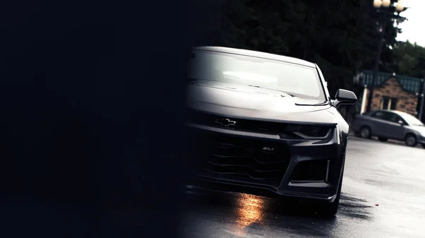 TOMSK, RUSKO - 2. června 2020: Chevrolet Camaro ZL1 přední část vozu je velká — Stock fotografie