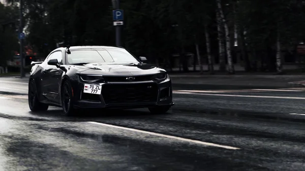 TOMSK, RUSSIA - 2020 년 6 월 2 일 : Chevrolet Camaro ZL1 the Exorcist stand in the street — 스톡 사진