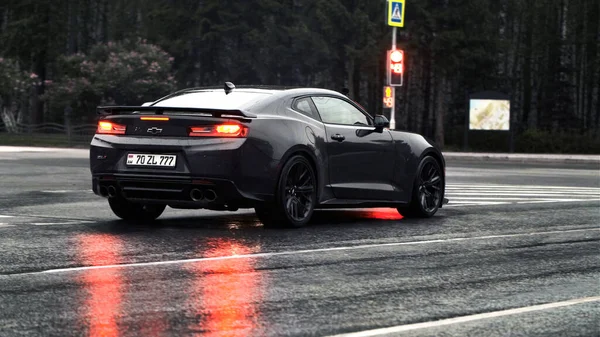 TOMSK, RÚSSIA - 2 de junho de 2020: Chevrolet Camaro ZL1 o Exorcista fica no meio da rua — Fotografia de Stock