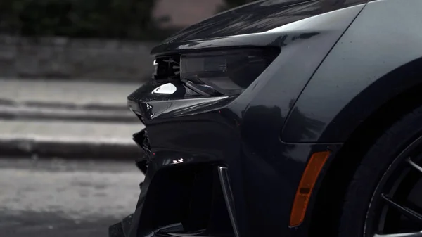 TOMSK, RÚSSIA - 2 de junho de 2020: Chevrolet Camaro ZL1 a frente do carro é grande — Fotografia de Stock