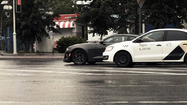 TOMSK, RUSSIA - 2020 년 6 월 2 일 : Chevrolet Camaro ZL1 이 신호등 앞에 서 있고 택시가 지나가고 있다 — 스톡 사진