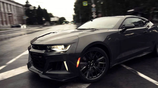 TOMSK, RUSSIA - 2 Haziran 2020: Chevrolet Camaro ZL1 Şeytan çıkaran sokak sürüklenmesi