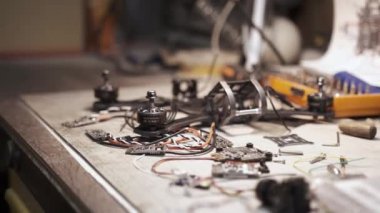 İnsan parçalardan bir FPV İHA inşa eder