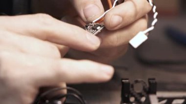 Adam bir atölyede FPV helikopteri yapıyor..