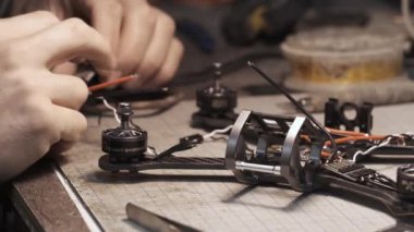 FPV kablosu lehimleyen adam. Ön çerçeve görünümü