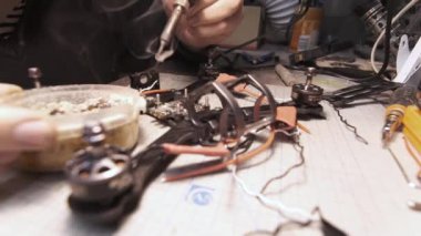 Adam İHA 'nın FPV çiplerini lehimliyor. Ön çerçeve görünümü