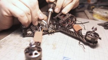 Adam İHA 'nın FPV çiplerini lehimliyor. Ön çerçeve görünümü