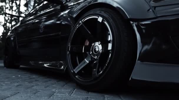 一辆黑色跑车和一个时髦的轮子的侧视图 — 图库视频影像