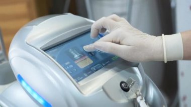 Kozmetik uzmanı LPG masaj programını seçiyor.
