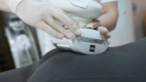 Läkare kosmetolog gör en LPG massage förfarande på en patient flicka — Stockvideo