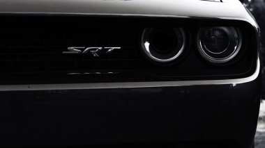 Tomsk, Rusya - 17 Temmuz 2020: Siyah Dodge Challenger SRT Helkatlı otomobil