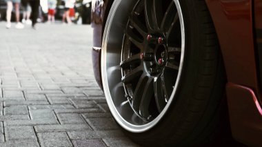 Kırmızı spor bir araba ve şık bir tekerlek.