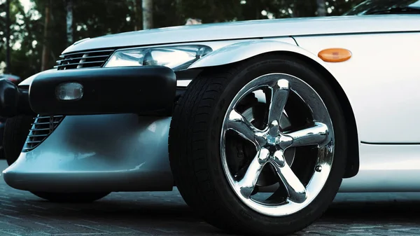 Vista lateral de um carro incomum branco e uma roda elegante — Fotografia de Stock