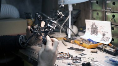 İnsan parçalardan bir FPV İHA inşa eder