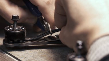 Adam İHA için fazladan kabloyu kesmiş. İnsansız hava aracı