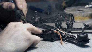 FPV kablosu lehimleyen adam. Arka çerçeve görünümü
