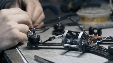 FPV kablosu lehimleyen adam. Ön çerçeve görünümü