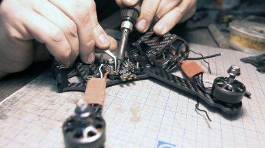 Adam İHA 'nın FPV çiplerini lehimliyor. Ön çerçeve görünümü