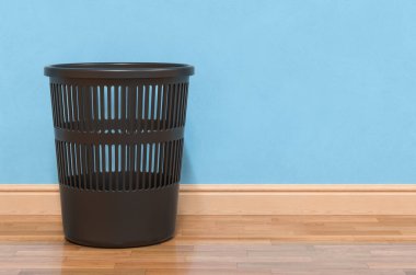 Duvarın yanındaki odada siyah plastik çöp kutusu. 3B görüntüleme