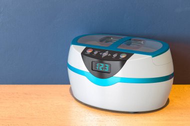 Çivi sterilizatörü, ultrasonik temizleyici, ahşap masada. 3B görüntüleme