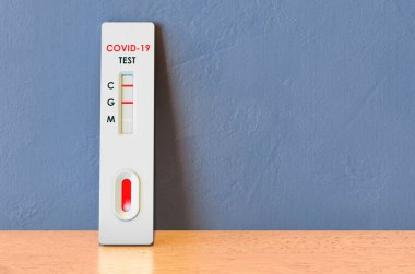 Pozitif testler COVID-19 koronavirüs, ahşap masada hızlı test kaseti. 3B görüntüleme
