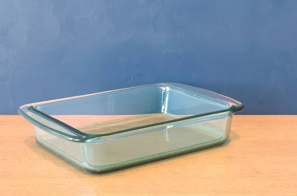 清澈的玻璃烤盘 矩形的形状在木制桌子上 3D渲染 — 图库照片