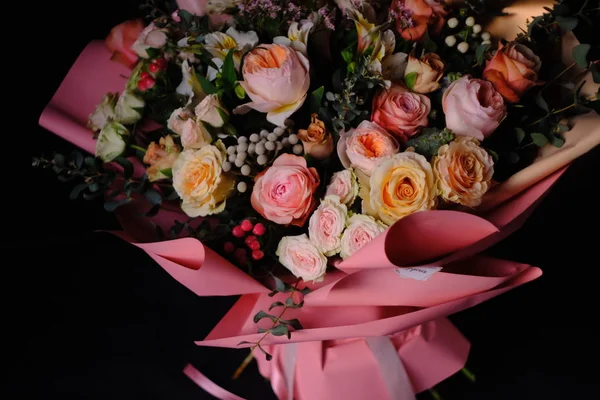 güzel kokulu şakayık gül muhteşem bir buket. vintage fotoğraf