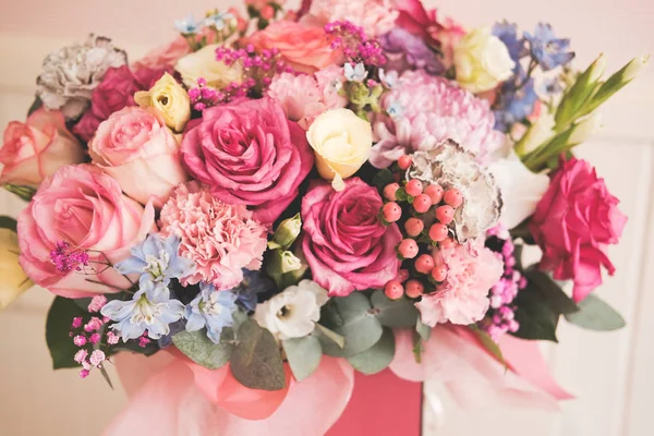 güzel çeşitli çiçekler bir buket . pembe mavi beyaz tomurcukları.