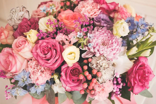güzel çeşitli çiçekler bir buket . pembe mavi beyaz tomurcukları.