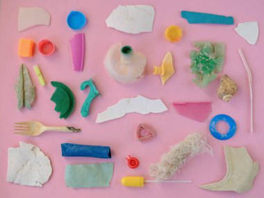 Denizdeki çevresel felaket çöpleri. Kumsal kirli. plastik atık