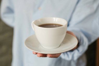 Elinde kahve, elinde içki.