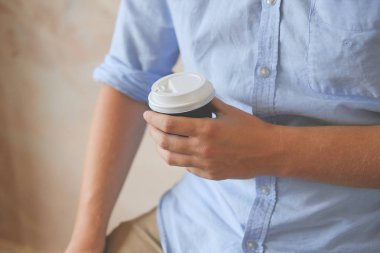 Elinde kahve, elinde içki.