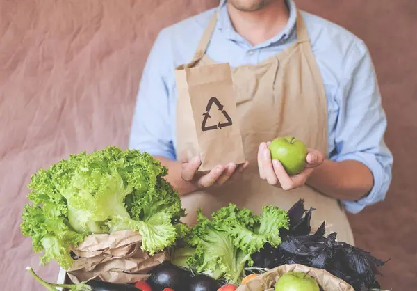 Alternatif plastik paketleme ürünleri. kumaş ve kese kağıdı.