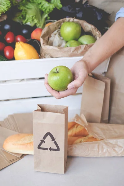 Alternatif plastik paketleme ürünleri. kumaş ve kese kağıdı.