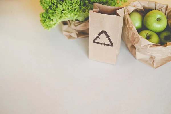Alternatif plastik paketleme ürünleri. kumaş ve kese kağıdı.