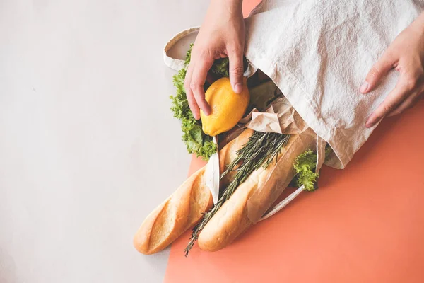 Alternatif plastik paketleme ürünleri. kumaş ve kese kağıdı.