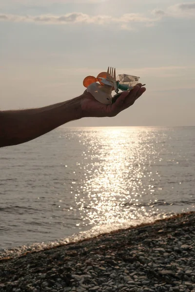 Denizdeki çevresel felaket çöpleri. Kumsal kirli. plastik atık