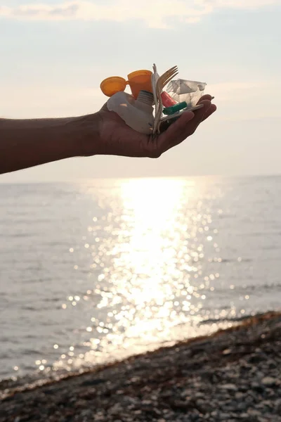 Denizdeki çevresel felaket çöpleri. Kumsal kirli. plastik atık