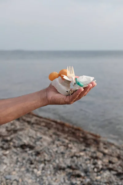 Denizdeki çevresel felaket çöpleri. Kumsal kirli. plastik atık