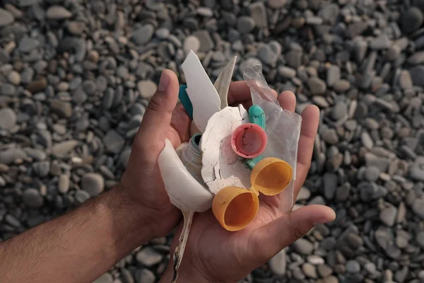 Denizdeki çevresel felaket çöpleri. Kumsal kirli. plastik atık