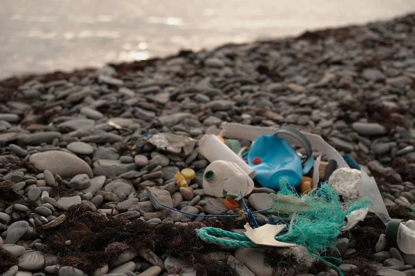 Denizdeki çevresel felaket çöpleri. Kumsal kirli. plastik atık