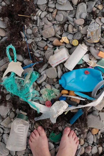 Denizdeki çevresel felaket çöpleri. Kumsal kirli. plastik atık