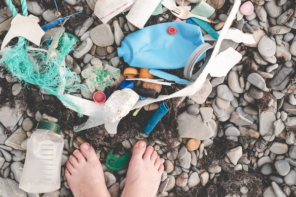 Denizdeki çevresel felaket çöpleri. Kumsal kirli. plastik atık