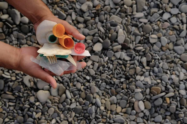 Denizdeki çevresel felaket çöpleri. Kumsal kirli. plastik atık