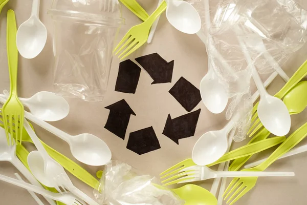 Plastik beyaz kaşıklar ve yeşil çatallar. gri arka plan. Ekoloji kavramı. kağıt alternatif olarak